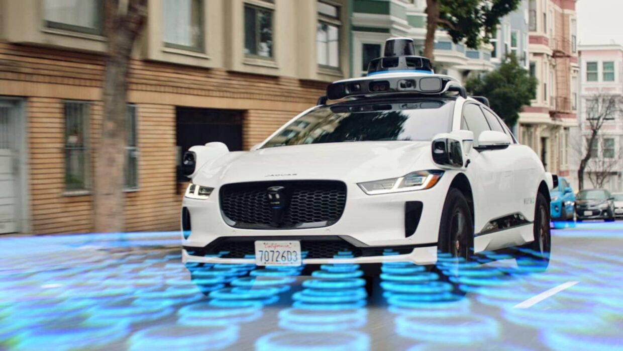 Ko zapravo upravlja Waymo autonomnim vozilima? Ponekad – policija