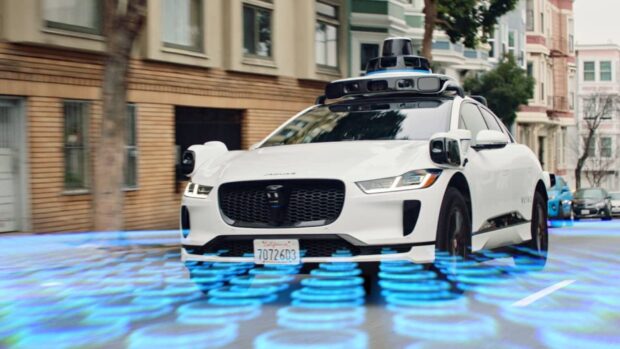Ko zapravo upravlja Waymo autonomnim vozilima? Ponekad – policija